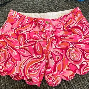 Lilly Pulitzer size 0 Buttercup short Scalloped Hem 5” Inseam Pinks/Orange